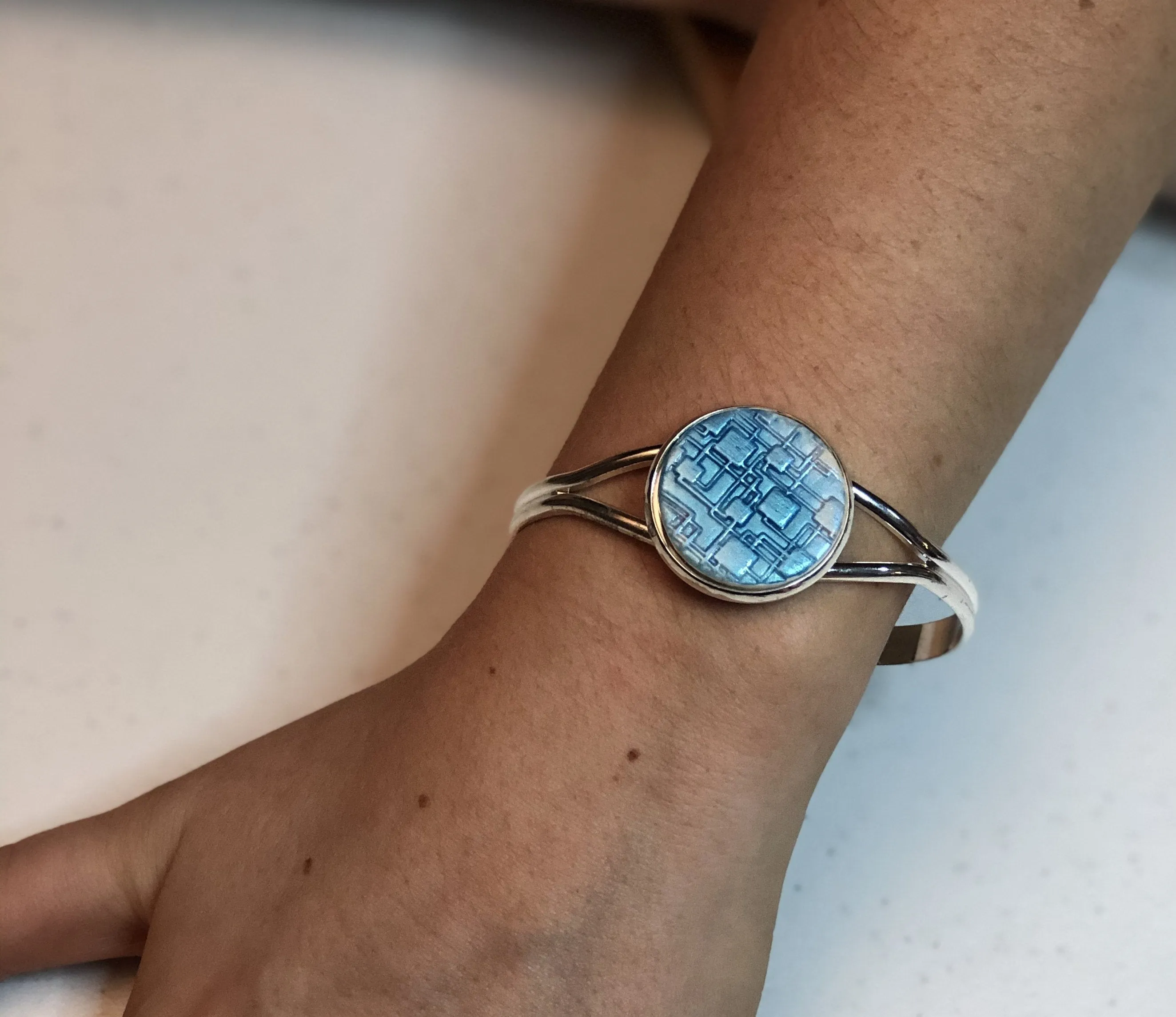 25mm Round Focal Bangle - Blue